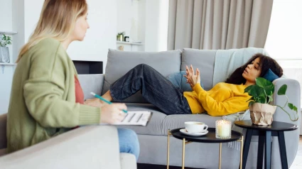 Chica en consulta de psicóloga