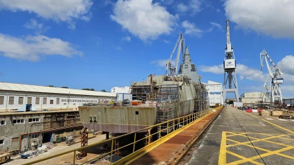 La fragata en una de las gradas del astillero de Ferrol