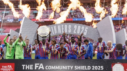 La plantilla del Crystal Palace festeja la Community Shield conseguida