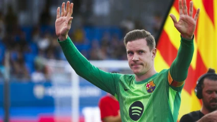 Ter Stegen saluda a la afición durante la presentación del FC Barcelona en el Gamper