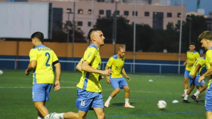 El CD Dénia celebra su primera victoria de pretemporada tras imponerse por 3-0 a la UE Benifairó, mostrando buenas sensaciones de cara a la nueva temporada