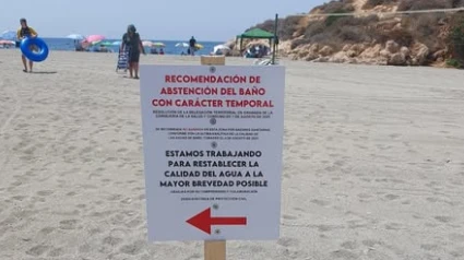Continúa la recomendación de no bañarse en la playa de la Charca de Salobreña