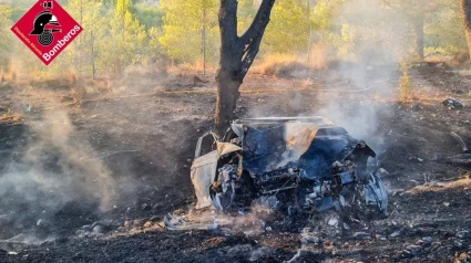Uno de los vehículos quedó totalmente calcinado tras el siniestro.