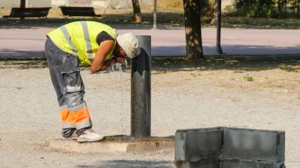 Mario es un empleado de la construcción, encargado de restaurar las aceras.