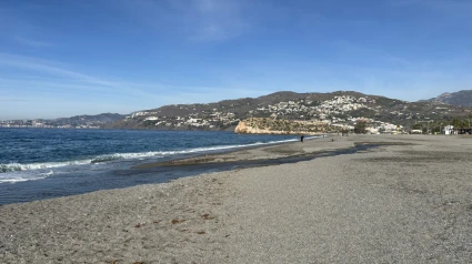 Se levanta la restricción sobre el baño en la playa La Charca de Salobreña