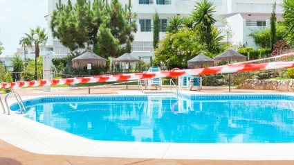 Cada vez más piscinas públicas se ven afectadas por esta peligrosa práctica.