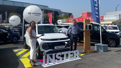 Luis Ardit, gerente de Asturdai, junto a un vehículo Hyundai Inster eléctrico