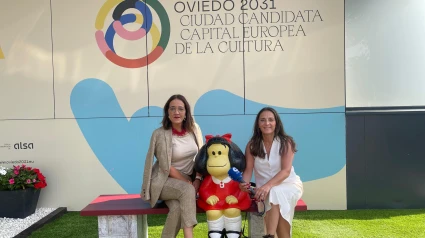Covadonga Díaz e Inmaculada Rivas con Mafalda en la FIDMA