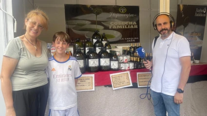 María y su hijo, Fabián, explican cómo funciona Aceites Andolucas, una pequeña producción familiar