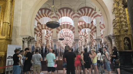 Visitantes junto a la zona acotada en la Mezquita Catedral