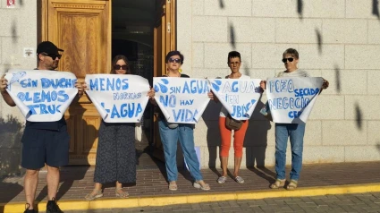 Miembros de la Plataforma por Huelma a las puertas del Ayuntamiento