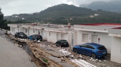 Estado actual del vial de Balcón de Bernia en Calp, afectado por el derrumbe del muro tras las lluvias torrenciales de 2022, pendiente de reconstrucción