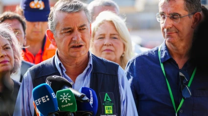 12/08/2025 El consejero de la Presidencia, Interior, Diálogo Social y Simplificación Administrativa, Antonio Sanz, informa del incendio en Tarifa. A12 de agosto de 2025. en Tarifa, Cádiz (Andalucía, España).    Tras la reunión del Comité de Operaciones del Plan de Emergencia contra Incendios, el consejero de Presidencia, Antonio Sanz, reconocía el "gran trabajo" realizado por el dispositivo del Plan Infoca. También destacaba la labor de los bomberos, quienes, en coordinación con Infoca, trazaban una línea de seguridad en torno a las viviendas para protegerlas del avance del fuego.POLITICA Francisco J. Olmo - Europa Press