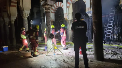 Bomberos actuando en el incendio de la Mezquita-Catedral