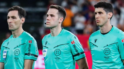 De Burgos Bengoetxea, junto a dos asistentes en la final de la Copa del Rey
