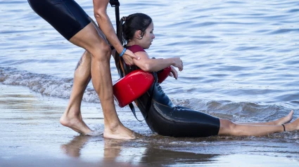 Un socorrista durante un entrenamiento en la playa