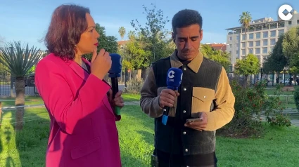 Aura, víctima de violencia machista, conversando con Alberto Herrera.