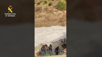 Vemos aquí como la Guardia Civil interviene en un invernadero de marihuana en ítrabo