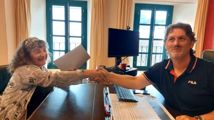 Presidenta de la entidad y alcalde durante la firma del convenio