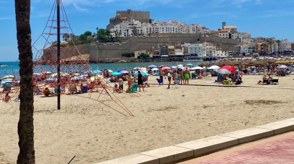 Playas como la de Peñíscola sirven para combatir el calor