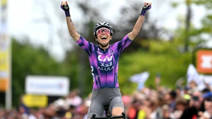 Mavi García, celebrando su triunfo en el Tour de Francia Femenino