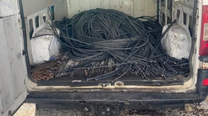 Interior de una furgoneta con parte del cable robado