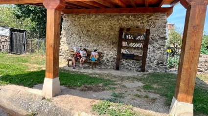 Ojacastro reconstruye su biblioteca al aire libre y vuelve a ofrecer el servicio de lectura