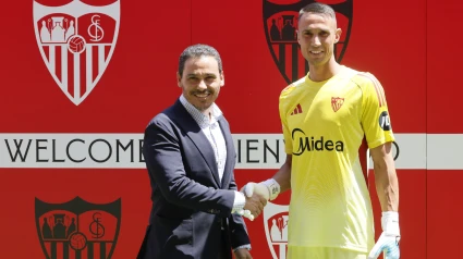 José María del Nido Carrasco estrecha la mano al portero griego Vlachodimos.