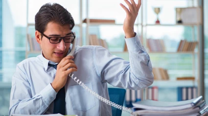 Un trabajador realizando una llamada publicitaria