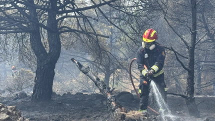 Un bombero trabajando con el fin de controlar el incendioREMITIDA / HANDOUT por EMERGENCIAS 112 MADRIDFotografía remitida a medios de comunicación exclusivamente para ilustrar la noticia a la que hace referencia la imagen, y citando la procedencia de la imagen en la firma13/8/2025