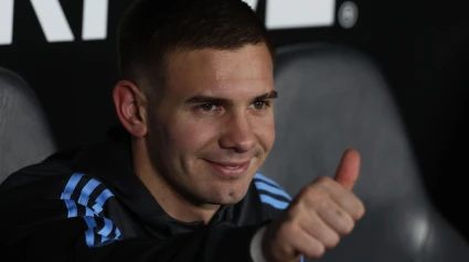 El delantero de la selección nacional de Argentina, Franco Mastantuono, es visto antes del partido de clasificación sudamericana de fútbol entre Argentina y Colombia para la Copa Mundial de la FIFA 2026 en el estadio Monumental de Buenos Aires.