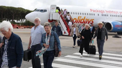02/05/2025 Pasajeros del primer vuelo de la compañía británica Jet2.Com en el aeropuerto de Jerez.POLITICA ESPAÑA EUROPA ANDALUCÍAJET2.COM