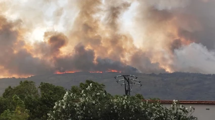 Vista del incendio forestal que afecta este martes a Jarilla, Villar de Plasencia, Cabezabellosa y El Torno, en la provincia de Cáceres