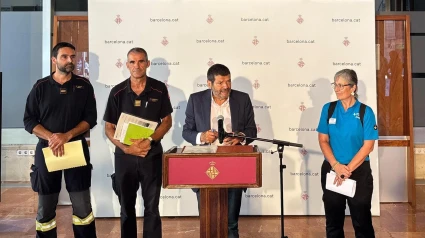El teniente de alcalde de Seguridad, Albert Batlle, junto al jefe de Bombers de Barcelona, Sebastià Massagué (izquierda), y la directora territorial del CUESB, Merche Cuesta (derecha)