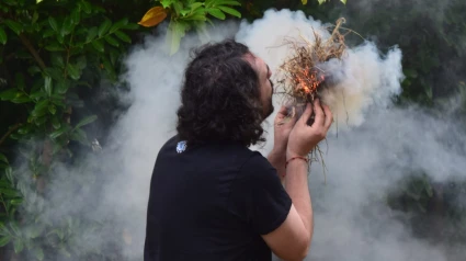 Xacobe encendiendo fuego