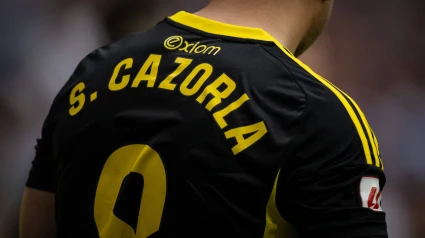 Santi Cazorla jugando un partido con el Oviedo