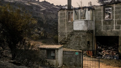 Vivienda calcinada por el incendio forestal de Chandrexa de Queixa