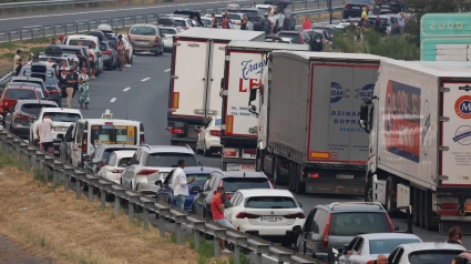 Carretera cortada por las llamas del incendio de A Gudiña (Ourense), este jueves