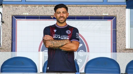Zarfino posa como nuevo jugador del Extremadura