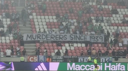 Pancarta mostrada por los hinchas del Maccabi Haifa.