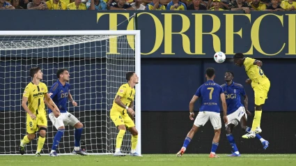 El delantero camerunés del Villarreal Etta Eyong (d) remata de cabeza para marcar su gol durante el partido de la primera jornada de LaLiga que Villarreal CF y Real Oviedo disputan este viernes en el estadio de La Cerámica.