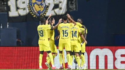 Los jugadores del Villareal celebran el gol de Pape Gueye