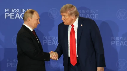 El presidente de Rusia, Vladimir Putin (i), y su homólogo de Estados Unidos, Donald Trump, se saludan al finalizar una declaración conjunta este viernes