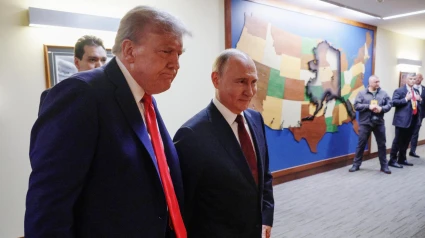 El presidente ruso Vladímir Putin (d) junto al presidente de Estados Unidos, Donald Trump (i), en su reunión en Alaska