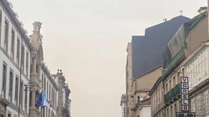Una cortina de humo sobre la ciudad de Ourense como consecuencia de los incendios
