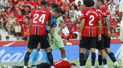 Raíllo tendido en el suelo durante el gol de Ferran Torres
