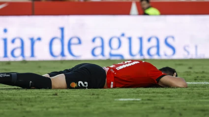 El defensa del Mallorca Antonio Raíllo tendido en el suelo (durante el gol que marca Ferrán Torres) en el partido de la primera jornada de LaLiga que RCD Mallorca y FC Barcelona disputan hoy sábado en el estadio de Son Moix.