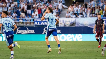 Adrián Niño celebró en La Rosaleda su primer gol que vale un empate.