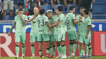 Toljan celebra el gol con sus compañeros