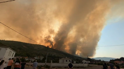 Los vecinos observan con preocupación la proximidad del fuego a sus casas